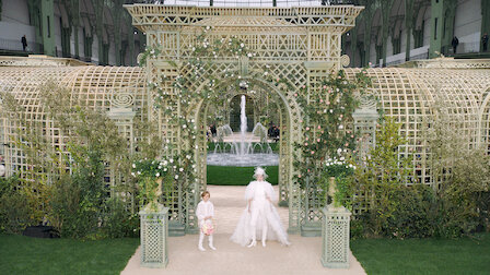 Ver Desfile de moda de alta-costura da Chanel. Episódio 5 da Temporada 1.